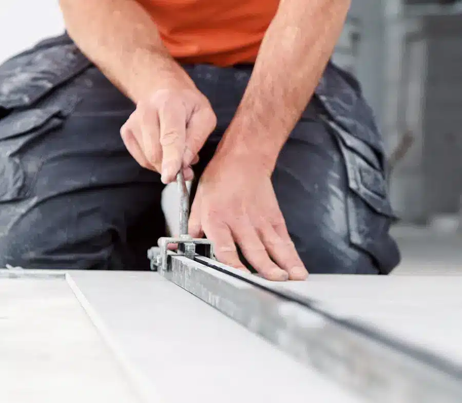 Mann arbeitet kniet messer